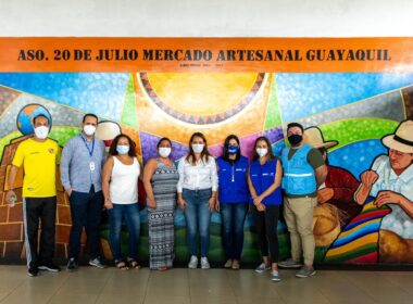 REPRESENTANTES DE ÉPICO Y PNUD RECORRIERON EL MERCADO ARTESANAL PARA CONOCER EL IMPACTO ECONÓMICO DE LOS LOCALES, QUE PARTICIPARÁN EN EL PROGRAMA GUAYAQUIL EN MARCHA.