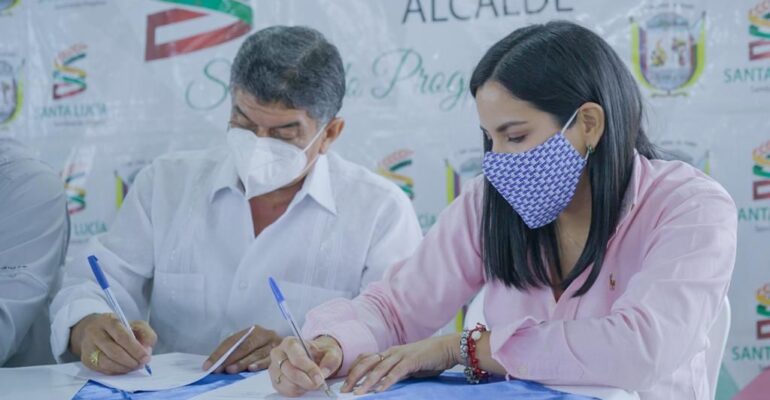 <strong>ÉPICO Y GAD DE SANTA LUCÍA FIRMAN CONVENIO DE COOPERACIÓN PARA LA FORMACIÓN Y DESARROLLO DE LOS EMPRENDEDORES DEL CANTÓN VECINO.</strong>