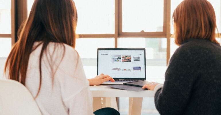 ÉPICO ARTICULARÁ ENTREGA DE BECAS EN PROGRAMACIÓN A 70 MUJERES GUAYAQUILEÑAS Y EL DESARROLLO DE COMUNIDADES PARA POTENCIAR EL TALENTO DIGITAL, DURANTE EL ECOMMERCE DAY.