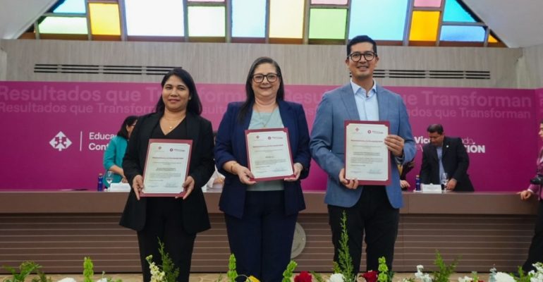 ÉPICO recibe reconocimiento de la Universidad Católica de Santiago de Guayaquil por su aporte a la vinculación universitaria