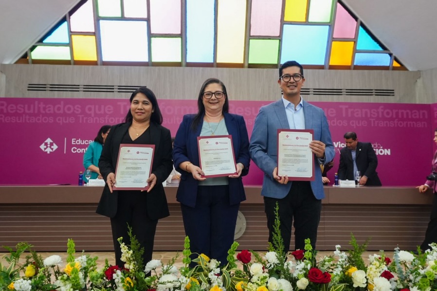ÉPICO recibe reconocimiento de la Universidad Católica de Santiago de Guayaquil por su aporte a la vinculación universitaria