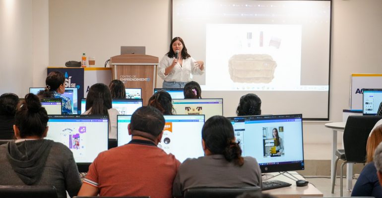 Más de 100 emprendedores fortalecieron sus habilidades en diseño digital con taller gratuito de Canva organizado por ÉPICO