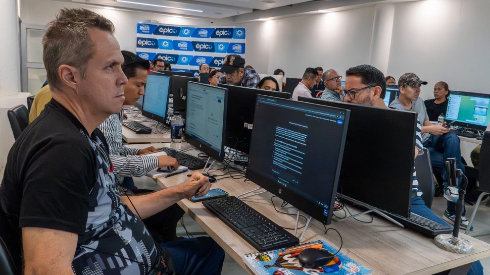 Más de 400 personas fortalecieron sus habilidades en inteligencia artificial con IA 360, una iniciativa de ÉPICO y ACNUR